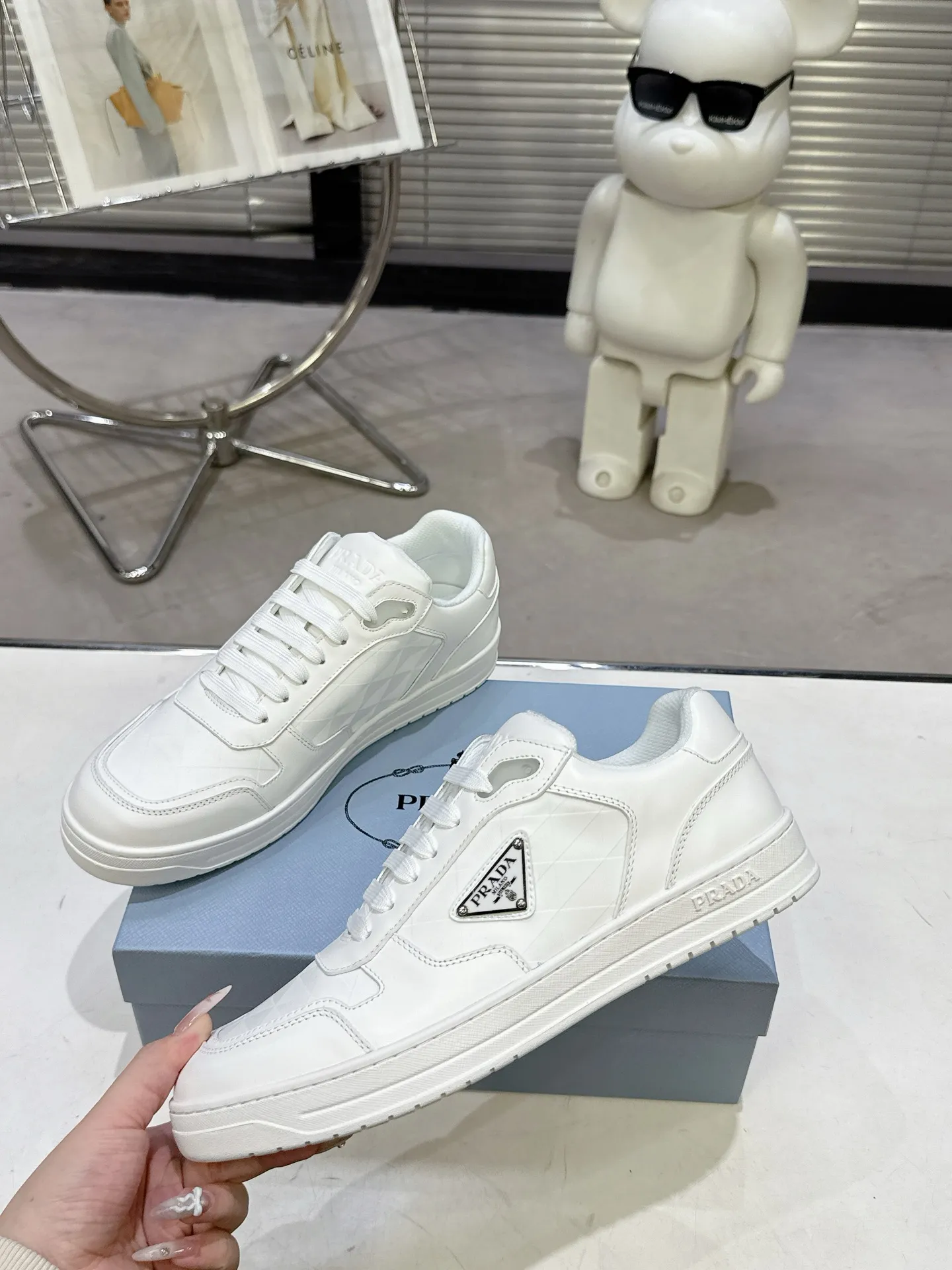 👟👟Ex-factory price 580👟👟 Couple style Prada Latest Downtown Bold series Triangle logo Casual sneakers White shoes Original purchase, development and production Downtown Bold sneakers are inspired by the basketball shoes of the 1980s, with a sporty design and exquisite details. Crafted from perforated leather, the statement platform sole provides a unique, modern style. The Prada logo is interpreted from different angles, decorated with the iconic enameled triangular metal logo, highlighting the unique classic style. Exquisite packaging at the delivery counter🛍📦 ▪️Fabric: Original custom imported first-layer cowhide ▪️Lining: Original imported soft sheepskin ▪️Outsole: Original open-molded rubber bottom material ▪️Size: Women's 35-40 Men's 39-45